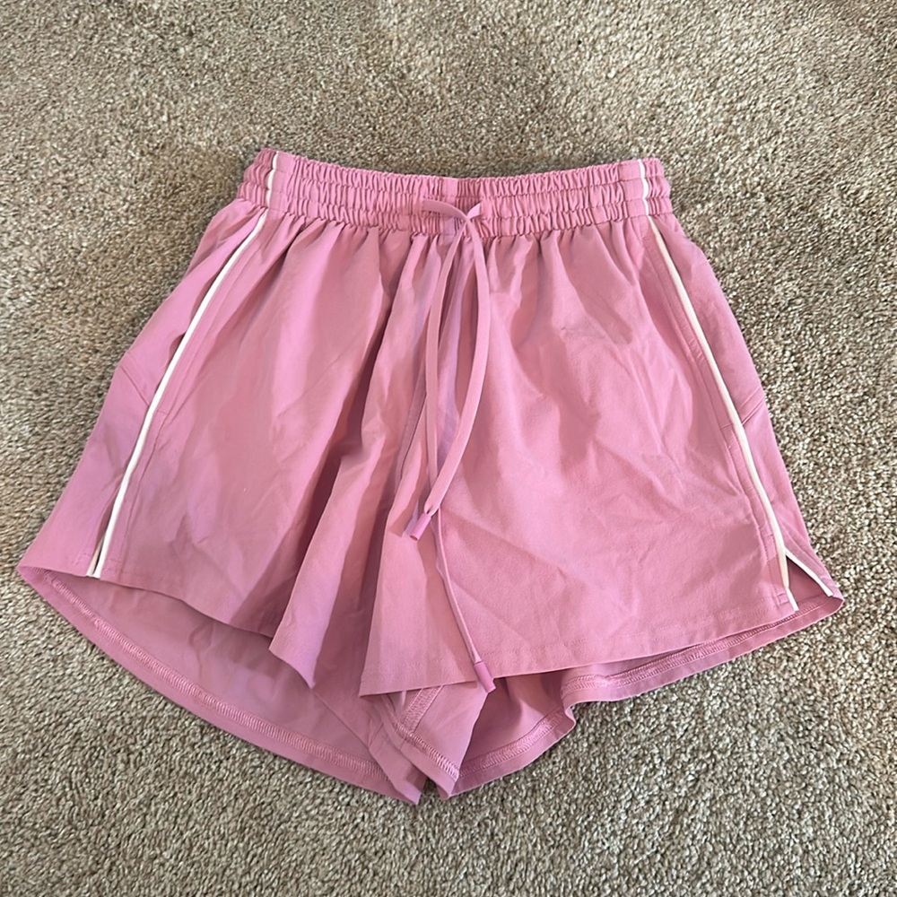 Lululemon light pink short size 2, never worn no tags